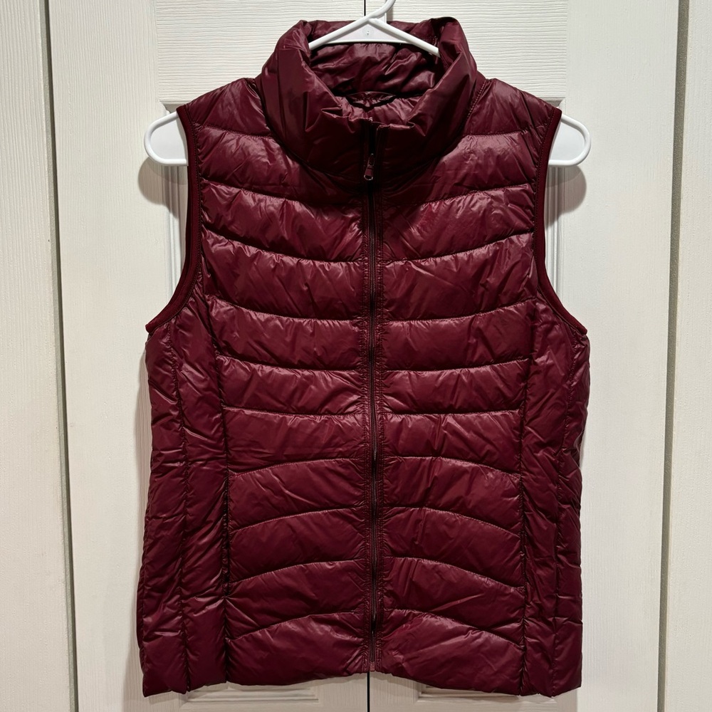 AMAZON Women’s Burgundy Winter Lightweight Zip Up Puffer Vest w/ Pockets -size S